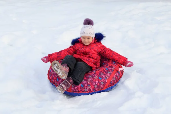 Chica Trineo Inflable Paseos Desde Una Pendiente Nevada — Foto de Stock