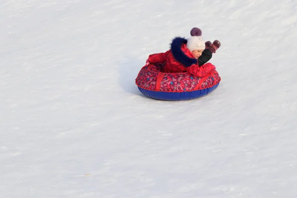 Dziewczyna Nadmuchiwane Sanki Jeździ Stoku Snowy — Zdjęcie stockowe