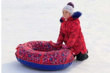 Kız şişme bir kızak üzerinde bir karlı yamaç sürmek