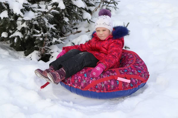 Flicka Uppblåsbar Släde Rider Från Snöig Backe — Stockfoto