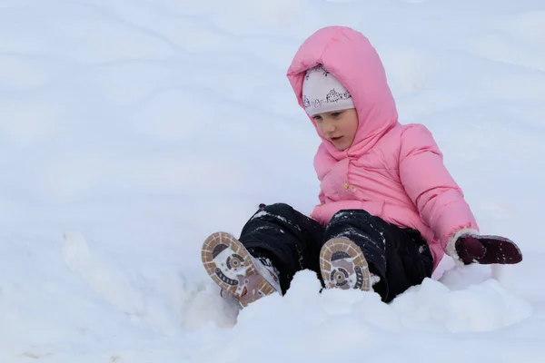 Uma Menina Uma Jaqueta Rosa Joga Neve Inverno — Fotografia de Stock