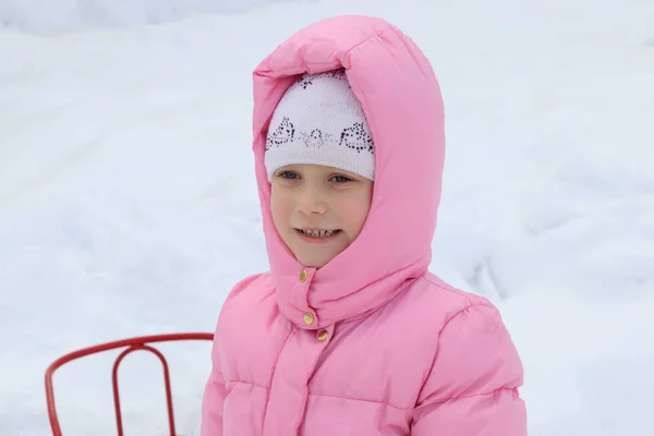 Flicka Rosa Jacka Leker Snön Vintern — Stockfoto