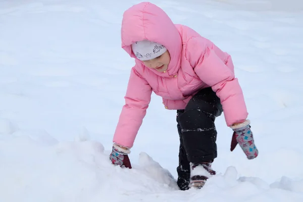 Uma Menina Uma Jaqueta Rosa Joga Neve Inverno — Fotografia de Stock