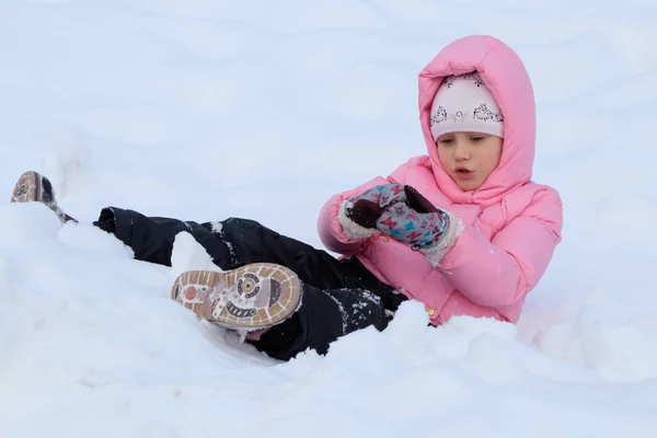 Uma Menina Uma Jaqueta Rosa Joga Neve Inverno — Fotografia de Stock