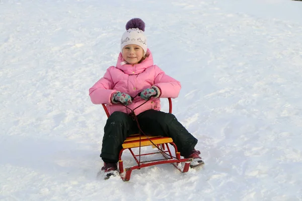 Flicka Leker Snön Vintertid Med Slädar — Stockfoto