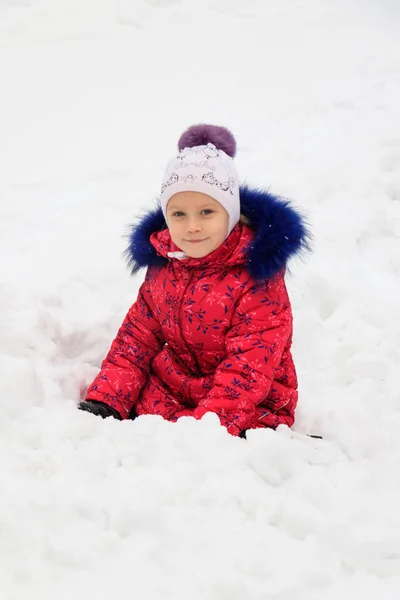 Uma Menina Brinca Neve Inverno Com Gelo — Fotografia de Stock