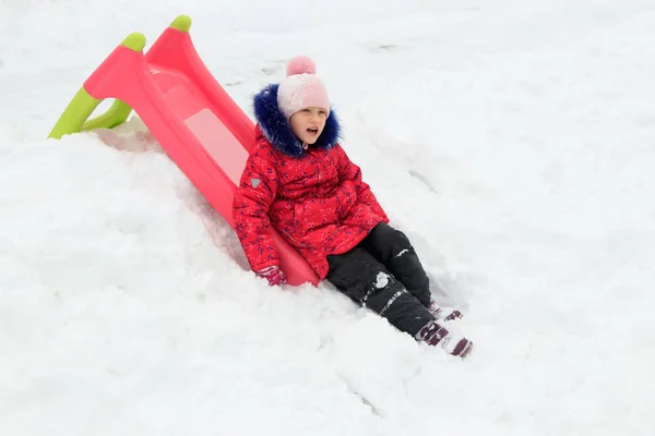 Une Fille Joue Dans Neige Hiver — Photo