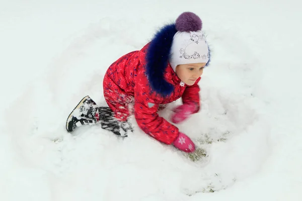 Une Fille Joue Dans Neige Hiver Avec Une Glace — Photo