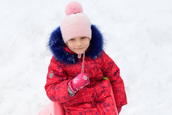 Uma Menina Brinca Neve Inverno Com Gelo — Fotografia de Stock