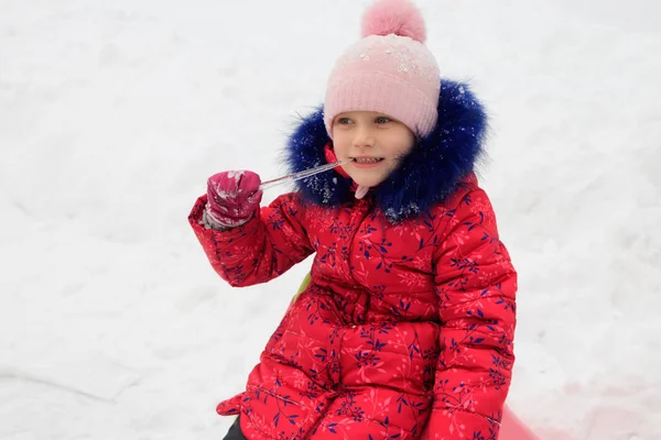 Uma Menina Brinca Neve Inverno Com Gelo — Fotografia de Stock