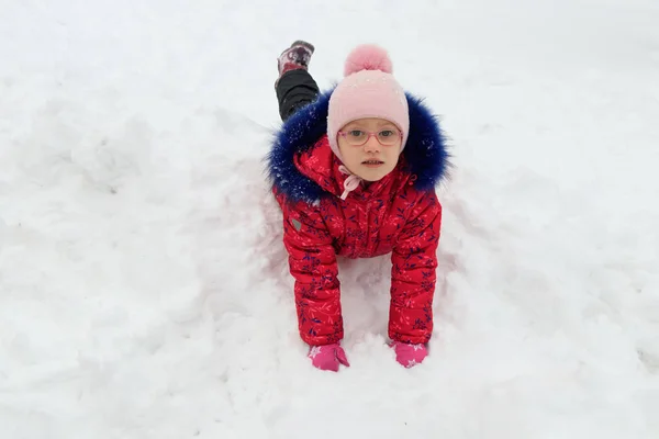 Flicka Leker Snön Vintern — Stockfoto