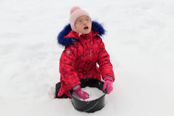 Uma Menina Joga Neve Inverno — Fotografia de Stock