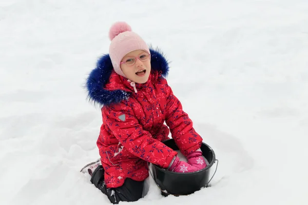 Flicka Leker Snön Vintern — Stockfoto