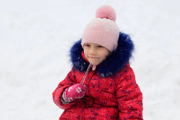 Uma Menina Brinca Neve Inverno Com Gelo — Fotografia de Stock