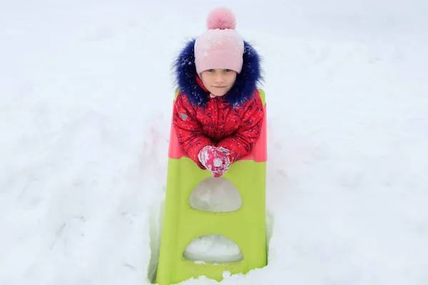 Een Meisje Speelt Sneeuw Winter — Stockfoto