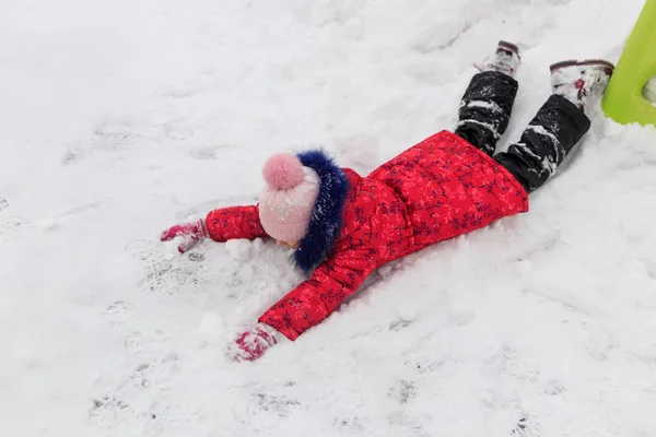 Une Fille Joue Dans Neige Hiver — Photo