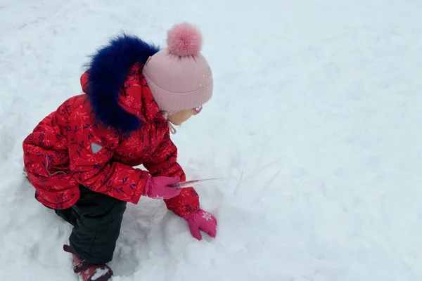 Uma Menina Brinca Neve Inverno Com Gelo — Fotografia de Stock