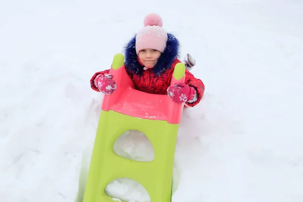 Flicka Leker Snön Vintern — Stockfoto