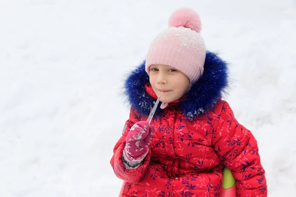 Uma Menina Brinca Neve Inverno Com Gelo — Fotografia de Stock