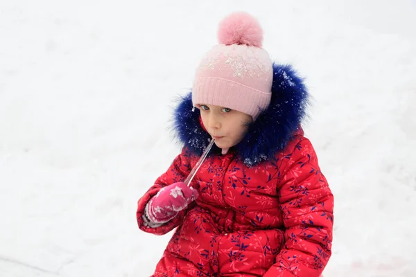 Uma Menina Brinca Neve Inverno Com Gelo — Fotografia de Stock