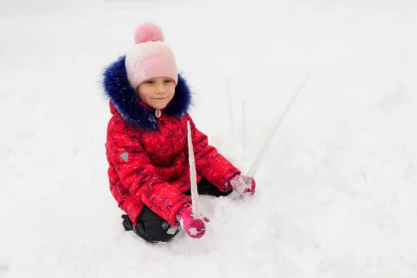 Flicka Leker Snön Vintern Med Istapp — Stockfoto