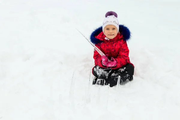 Flicka Leker Snön Vintern Med Istapp — Stockfoto