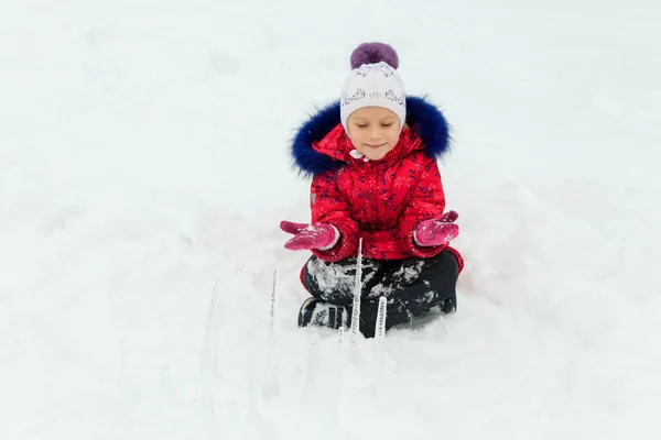 Flicka Leker Snön Vintern Med Istapp — Stockfoto