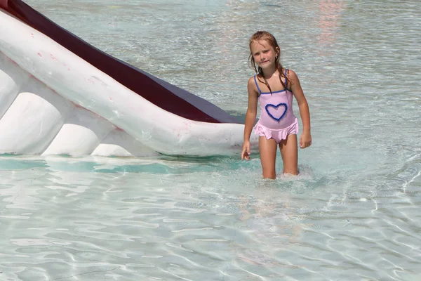 Flicka Rosa Baddräkt Promenader Längs Botten Poolen — Stockfoto