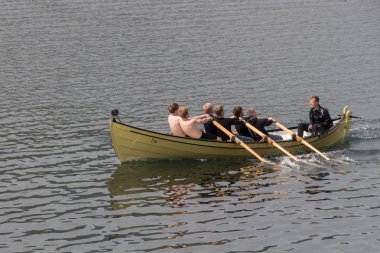 altı kişi, altı satır teknede kürek Dümenci arka diskler