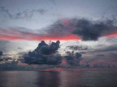 gündoğumu Okyanusu üzerinde bulutlar ile