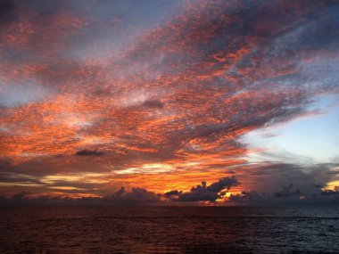 gündoğumu Okyanusu üzerinde bulutlar ile