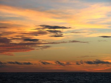gündoğumu Okyanusu üzerinde bulutlar ile