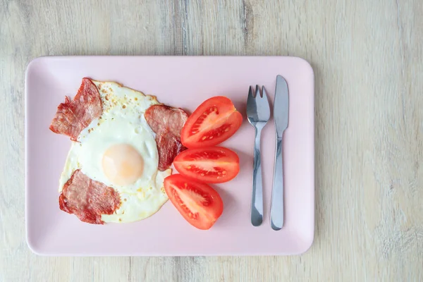 Bacon Frito Com Ovo Tomates Garfo Faca Uma Placa Quadrada — Fotografia de Stock