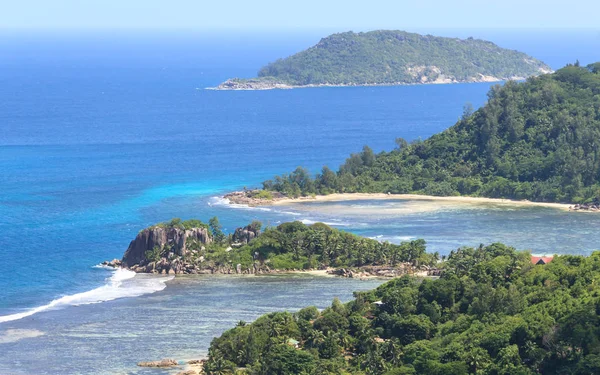 tropik bir adada bir görüntüleme platformu üzerinden Üstten Görünüm