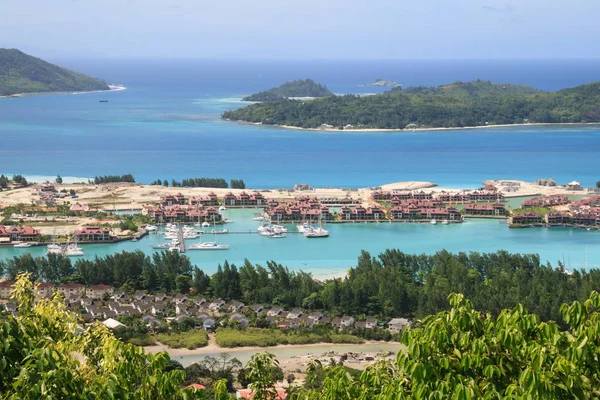 Yatlar koy ve gemileri ile bağlantı noktası için en baştan görüntüleyin