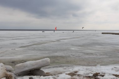 Snowkiting bahar erimiş kar ve buz ile deniz 