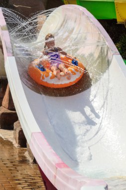 su boru üzerinde su slayttan kız aşağı taşır