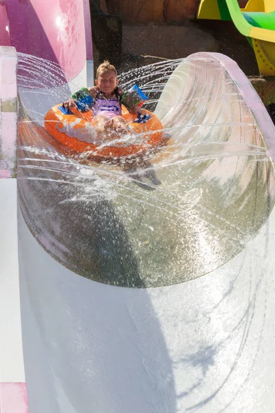 Flickan Flyttar Ned Från Vattenrutschbanan Vatten Slangen — Stockfoto