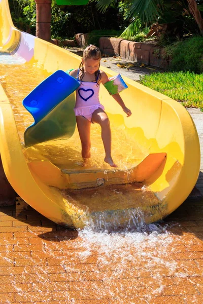 Menina Move Para Baixo Corrediça Água Tubulação Água — Fotografia de Stock