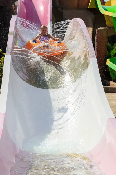 Flickan Flyttar Ned Från Vattenrutschbanan Vatten Slangen — Stockfoto