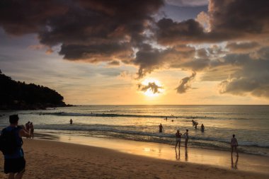 bir fırtına sırasında sahilde günbatımı