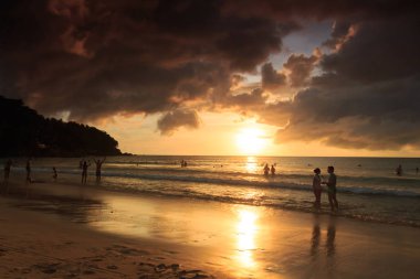 bir fırtına sırasında sahilde günbatımı