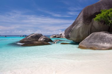 beyaz kum kayalık sahil ve turistler lagoon Beach