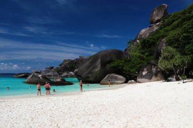 beyaz kum kayalık sahil ve turistler lagoon Beach