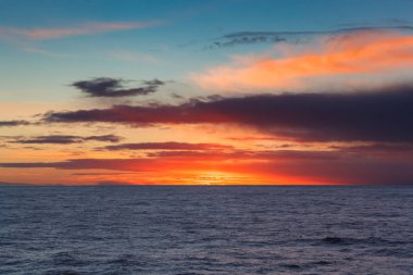 gündoğumu Okyanusu üzerinde bulutlar ile
