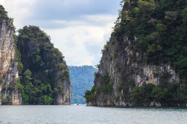 Boot Een Bergmeer Thailand — Stockfoto