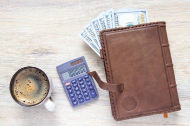 bize dolar ve bir fincan kahve ve bir resepsiyon ile kopya alanı sayıda 1 000 000 arka planda açık hesap makinesi ile Organizatör