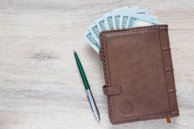 bize dolar ile Organizatör ve kalem masa kopya alanı ile arka plan üzerinde