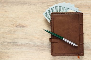 bize dolar ile Organizatör ve kalem masa kopya alanı ile arka plan üzerinde