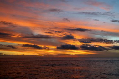 gündoğumu Okyanusu üzerinde bulutlar ile